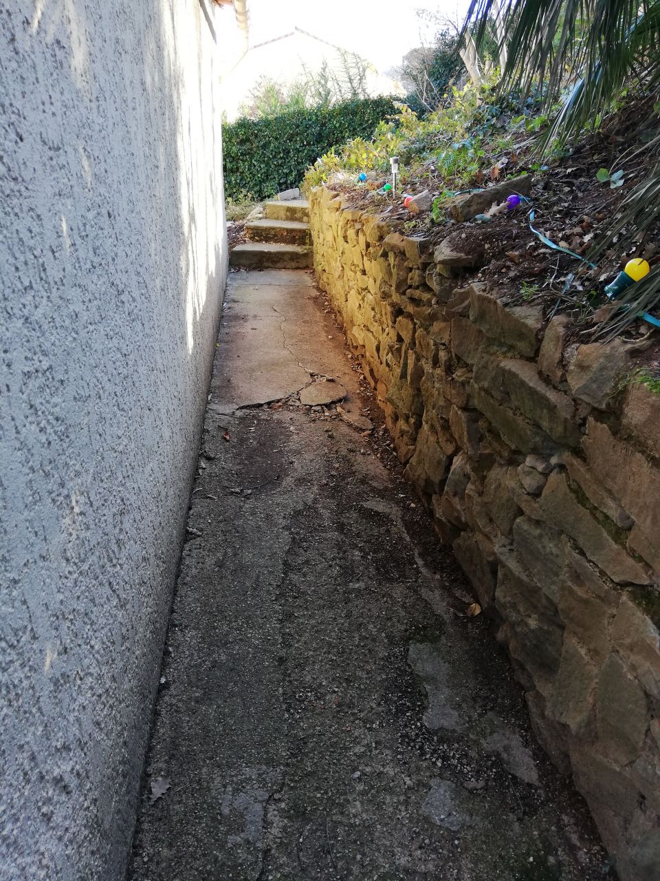 Décidément les murs ça tombe ...